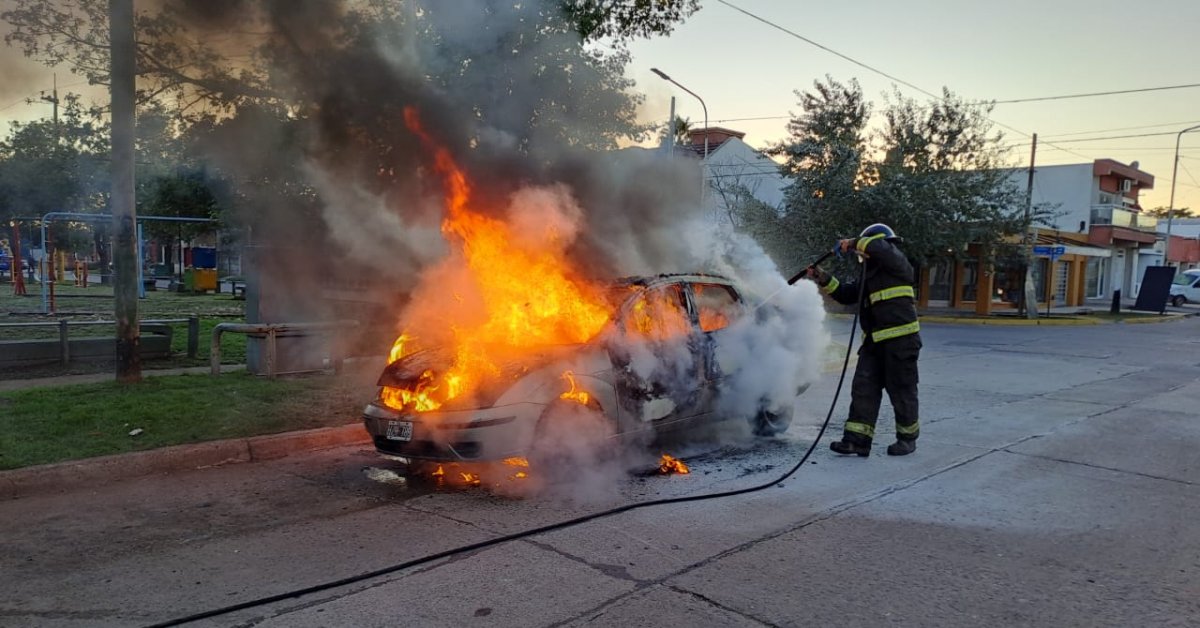 Un auto ardió en llamas en inmediaciones del ex Nacional 2 de San