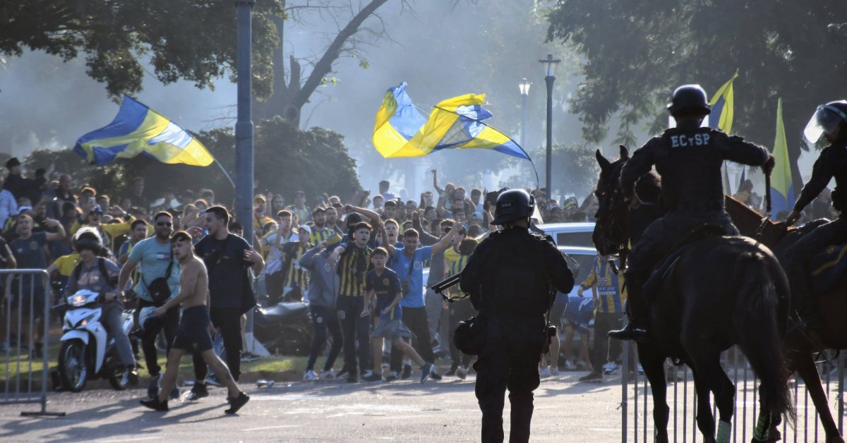 La Polic A Reprimi A Los Hinchas De Central En Las Afueras Del Gigante