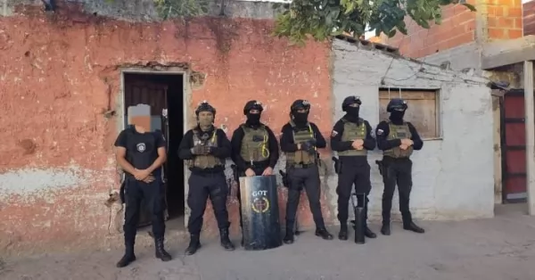 Seis Detenidos Con Armas Dinero Y Drogas Tras Allanamientos Por