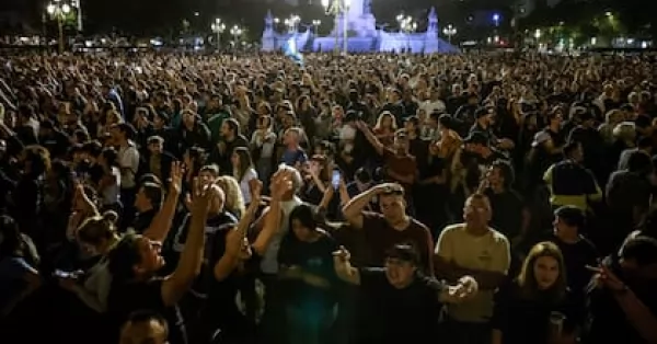 Cacerolazos En La Plaza Congreso En Rechazo Al Dnu Del Gobierno De