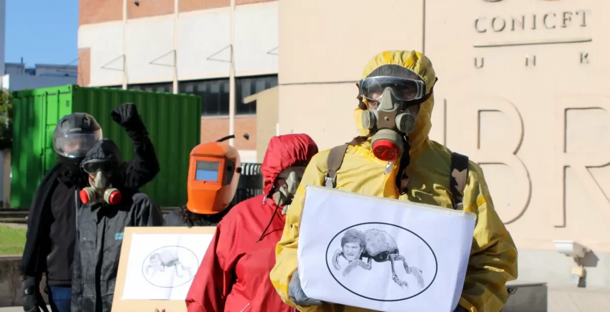 Investigadores de Rosario denuncian vaciamiento del sector científico: protestaron con intervención artística y olla popular