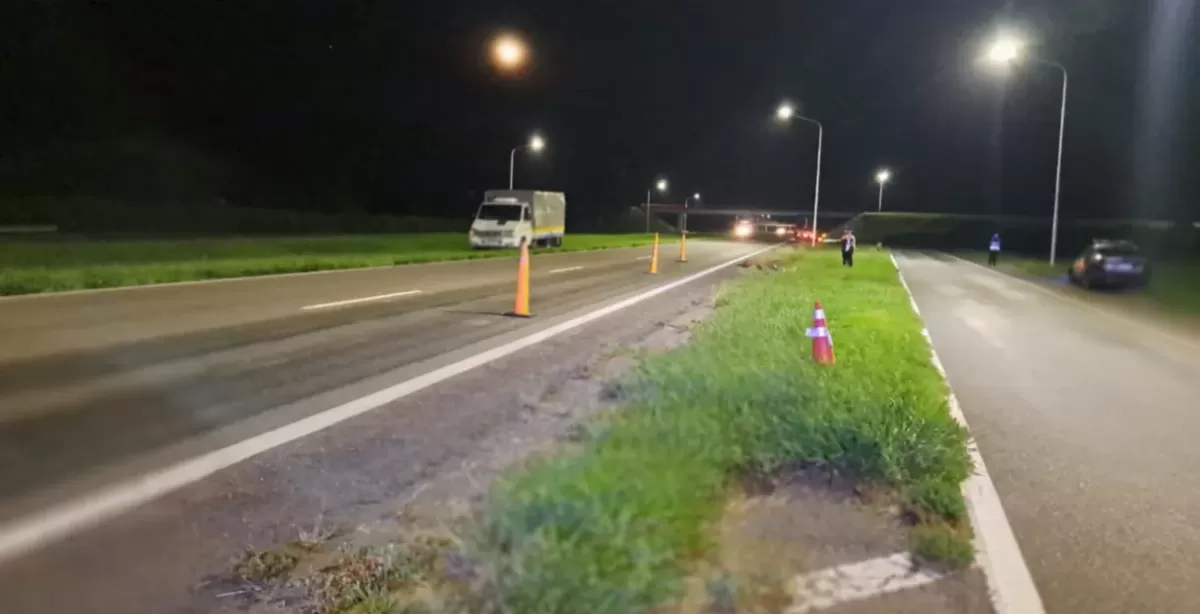 Un camionero atropelló a un joven que caminaba en la autopista Rosario - Santa Fe