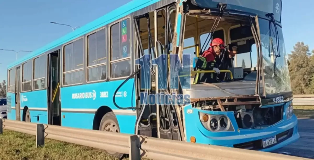 Accidente entre un colectivo y un camión en Autopista Rosario Santa Fe a la altura de Granadero Baigorria  