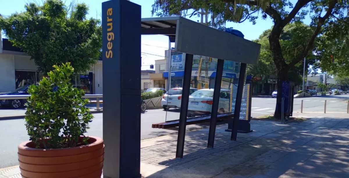 Piden siete años de prisión para dos hombres por robar a un joven en una parada de colectivos en San Lorenzo