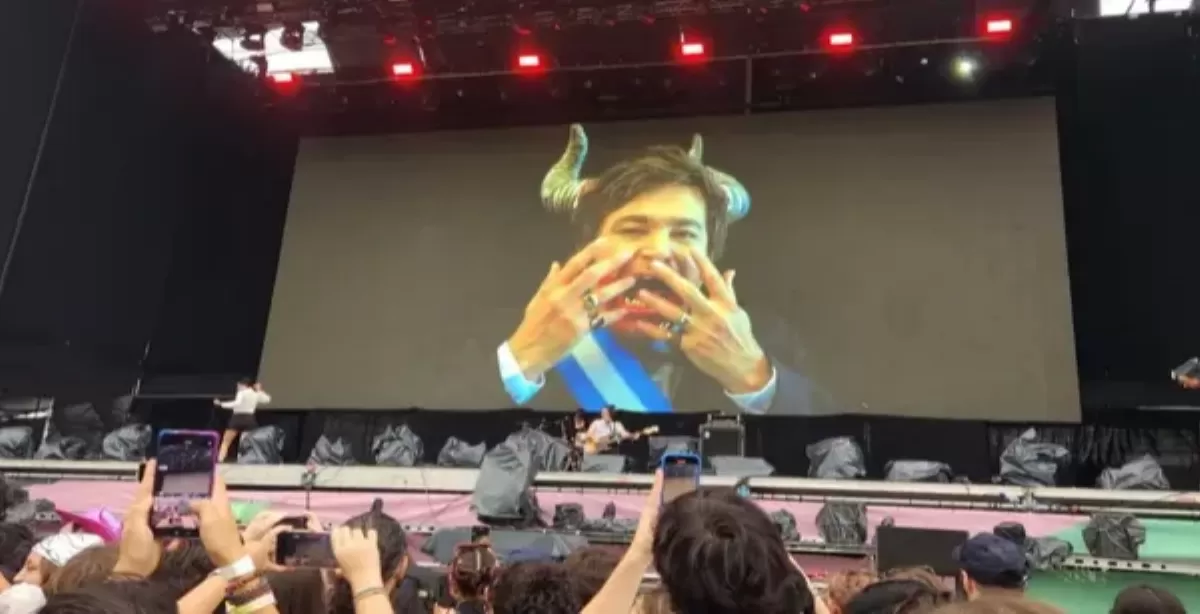 Polémica en el Lollapalooza por imágenes de Javier Milei como un demonio 