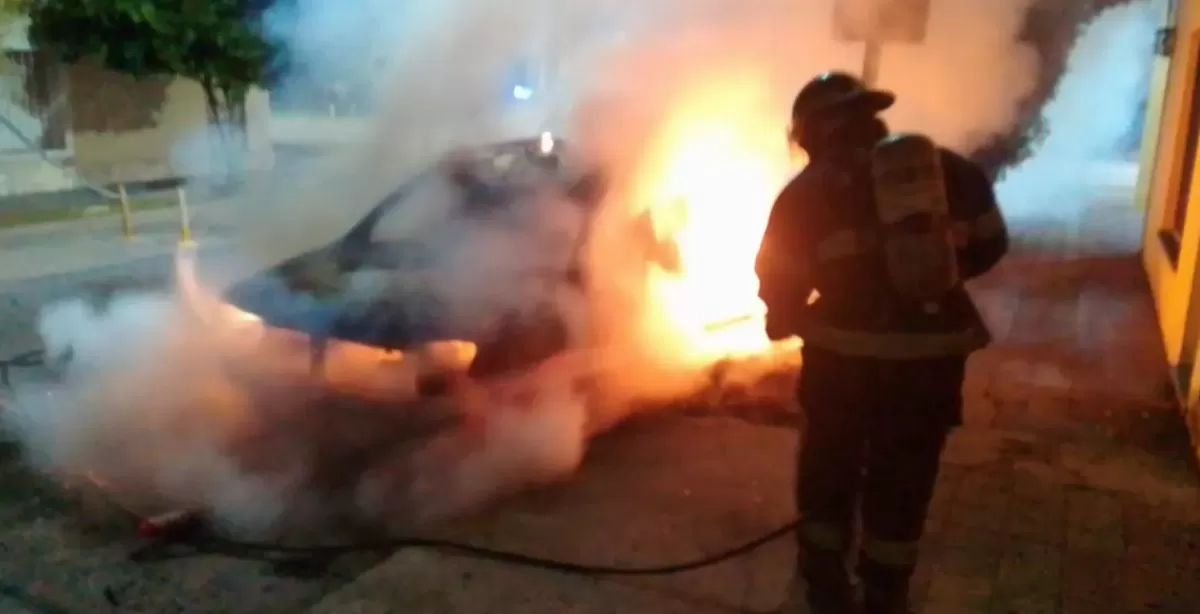 San Lorenzo: Un auto se incendió durante la madrugada y las pérdidas fueron totales
