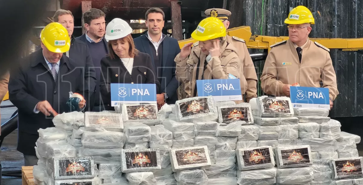 Bullrich incineró la droga incautada en un barco en San Lorenzo: “es una decisión del gobierno de darle duro al narcotráfico”