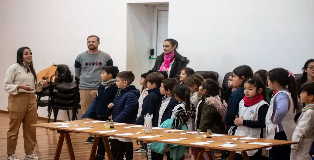 Niños de Timbúes participaron del taller de ciencia “La molécula divertida”