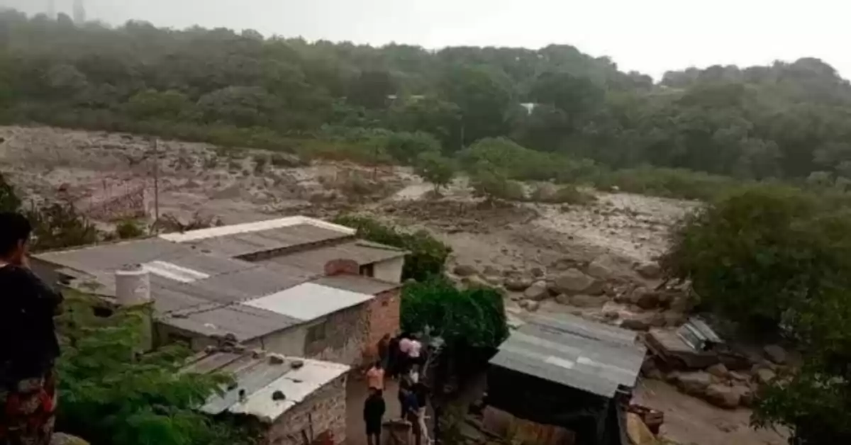 La creciente del Río arrasó con un puente peatonal en Catamarca y dejó a un pueblo aislado