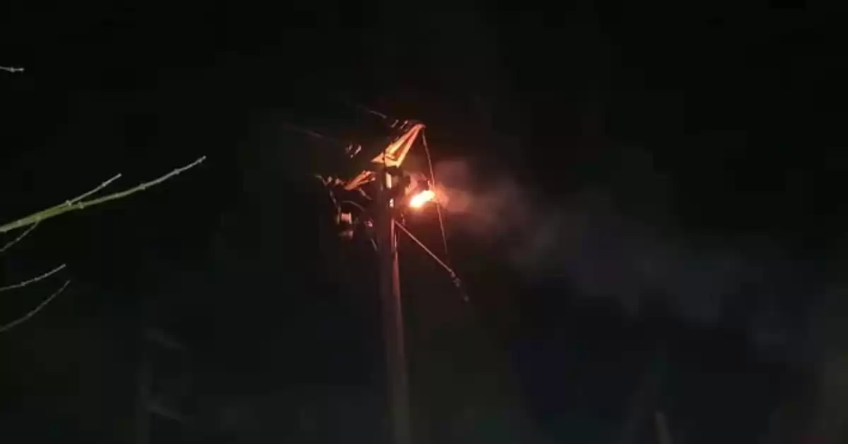 Vecinos de Fray Luis Beltrán sin luz tras la explosión de un transformador