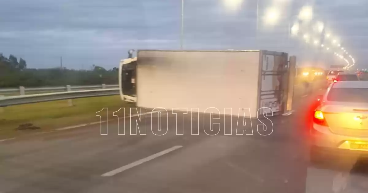 Volcó un camión en Autopista y hay demoras a la altura de San Lorenzo