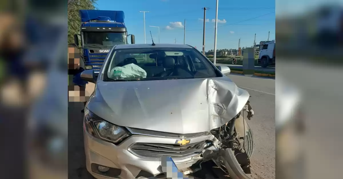 Buscaba su teléfono mientras manejaba y se chocó una columna de alumbrado público