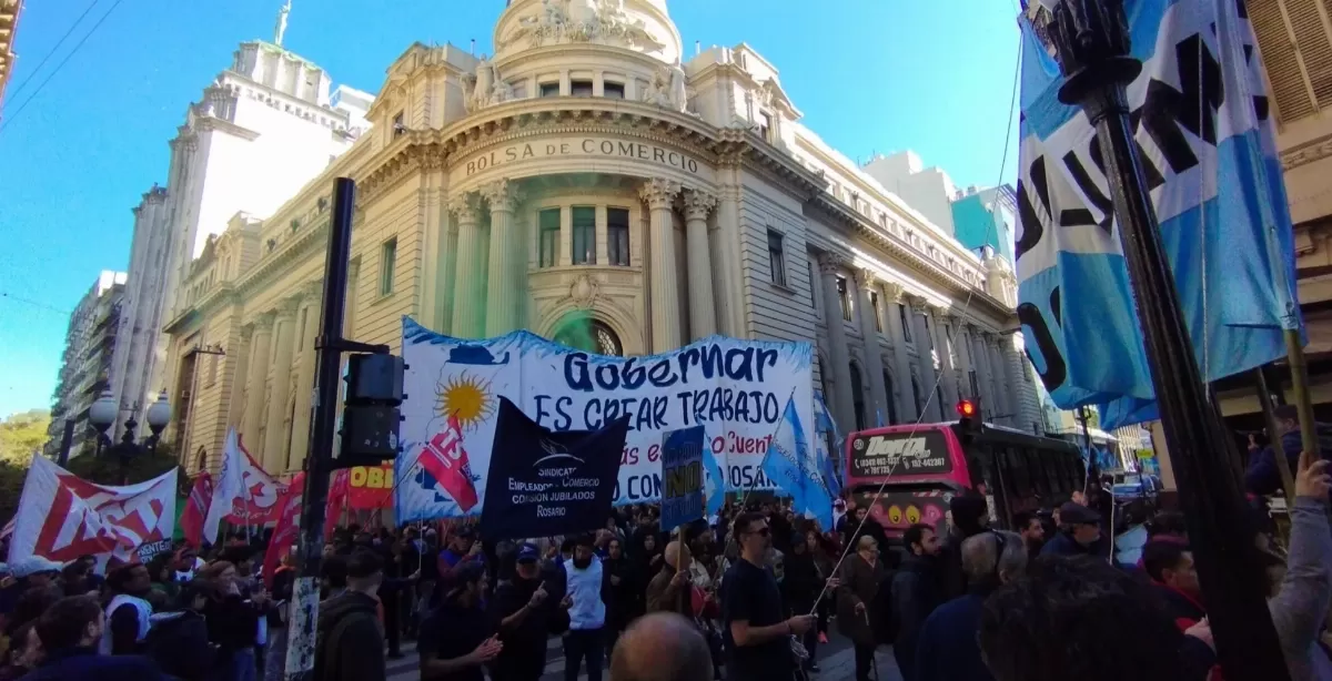 Gremios marcharán contra el decreto que limita la acción sindical frente a la Bolsa de Comercio de Rosario este martes