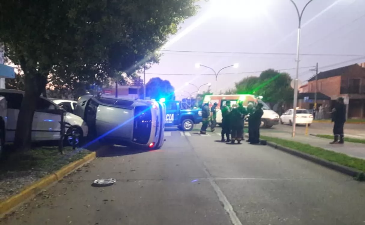 San Lorenzo: espectacular vuelco en accidente de tránsito, uno de los autos terminó sobre la vereda