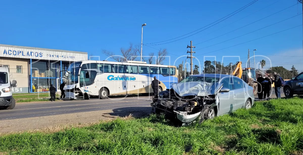 Tres heridos tras un choque entre un colectivo y un auto en Puerto San Martín 