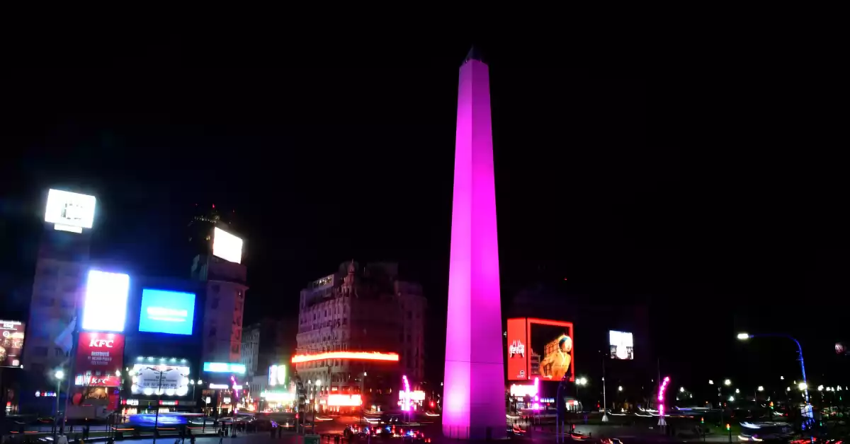 Monumentos y edificios se iluminaron de rosa en el Día Mundial de Lucha Contra el Cáncer de Mama