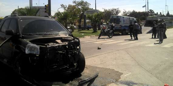 Ceda el paso : choque de ambulancia y particular en Granadero Baigorria.