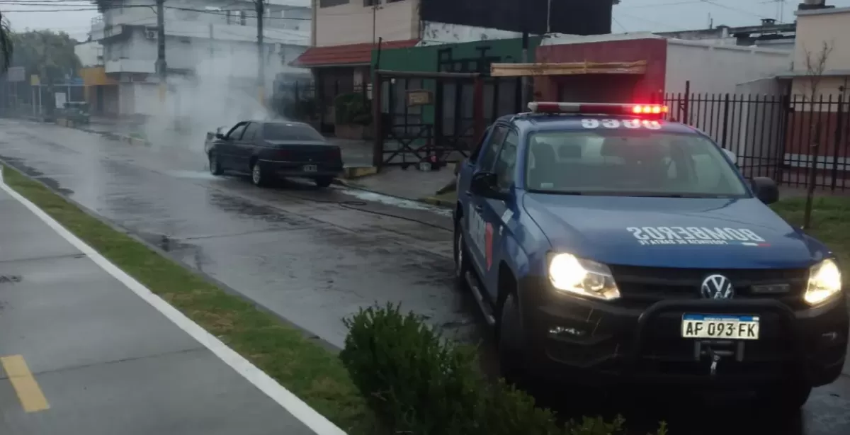 Susto por principio de incendio de un auto en Bv Sargento Cabral de San Lorenzo