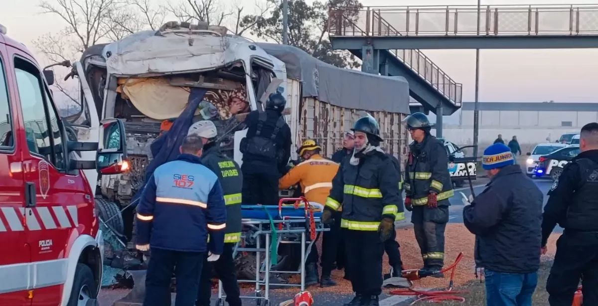 Accidente entre camiones en Autopista Rosario - Córdoba: un conductor quedó atrapado
