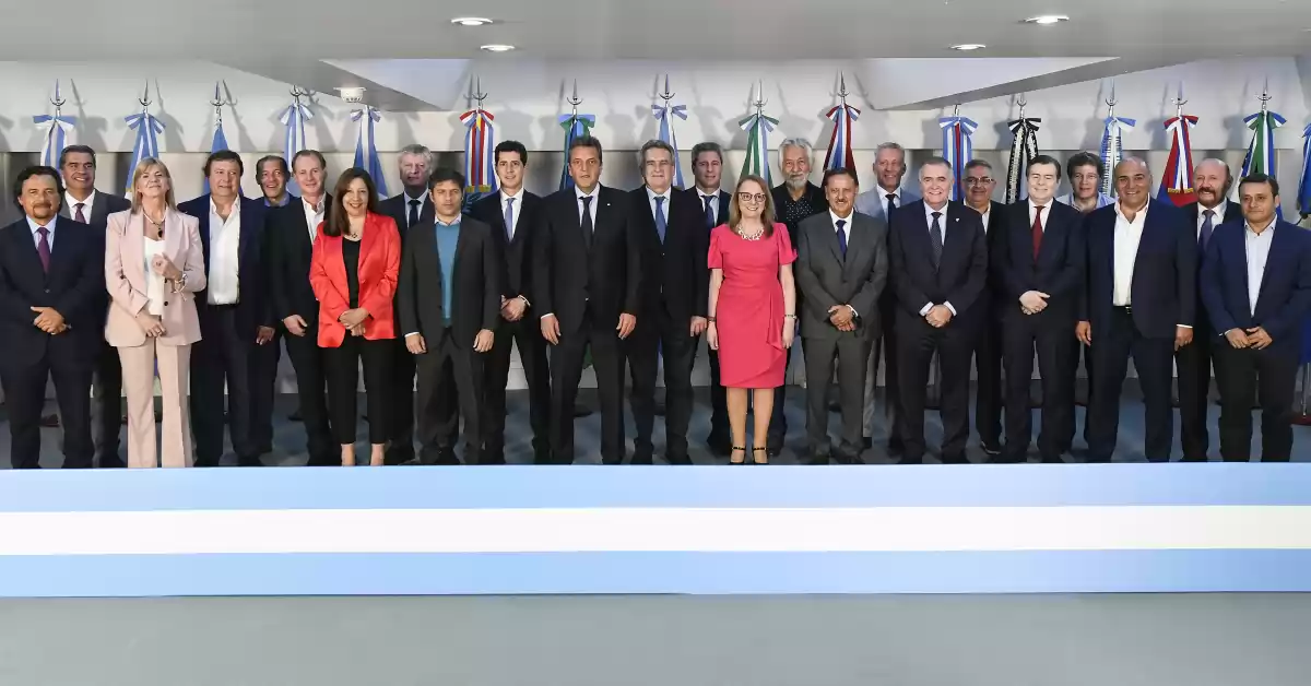 Massa se reúne con gobernadores para delinear la campaña en el interior