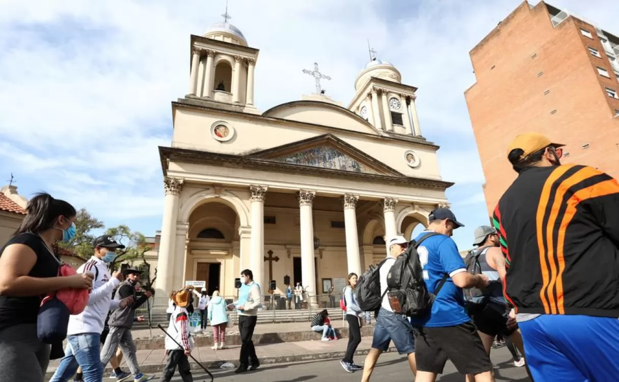 Miles de fieles marchan a Luján con barbijos y cuidados sanitarios