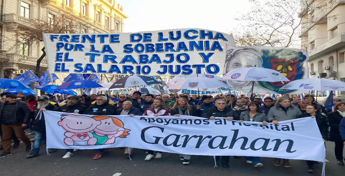 Los integrantes del Frente multisectorial de Lucha por la Soberanía, el Trabajo Digno y los Salarios Justos marcharon junto a los trabajadores y residentes del Hospital Garrahan