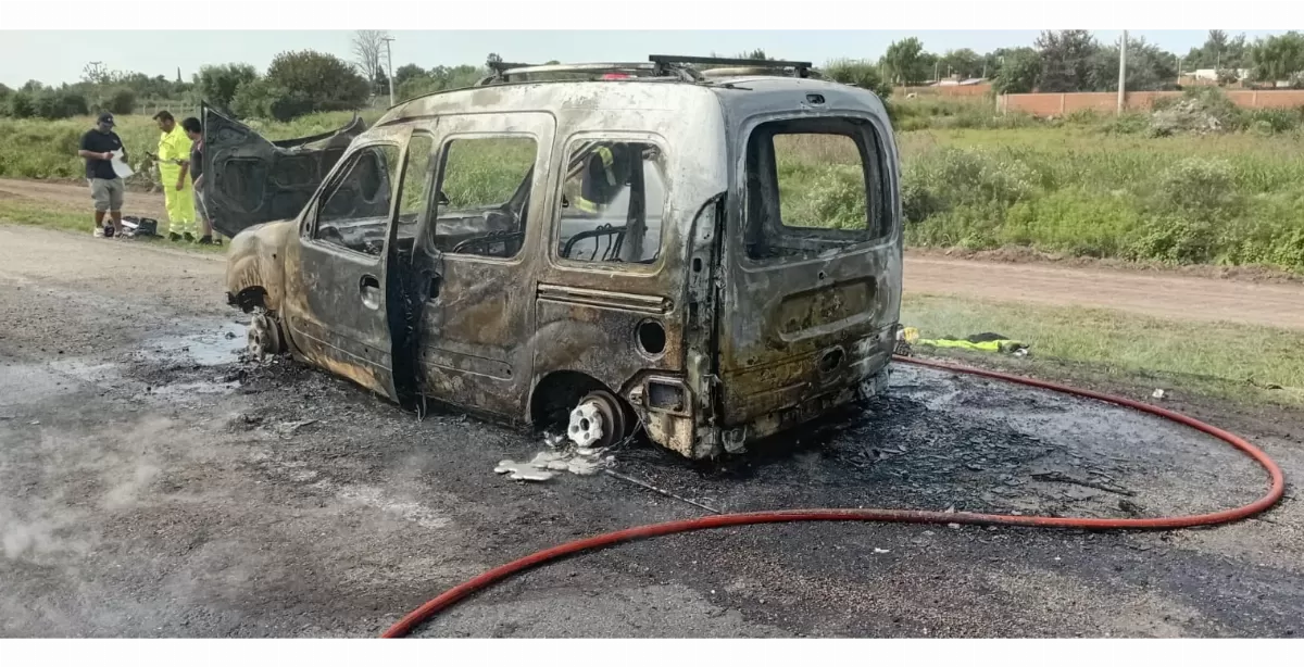 Se incendió una camioneta en la autopista Rosario - Santa Fe