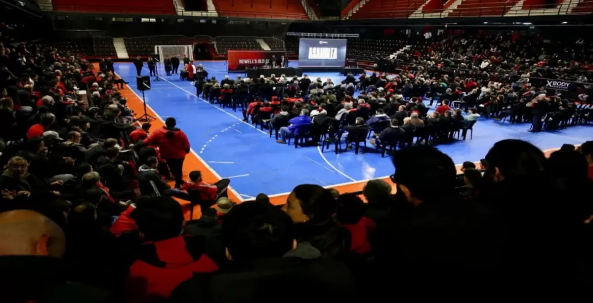 Escándalo en Newells: la asamblea terminó con sillazos, piñas y un club totalmente dividido