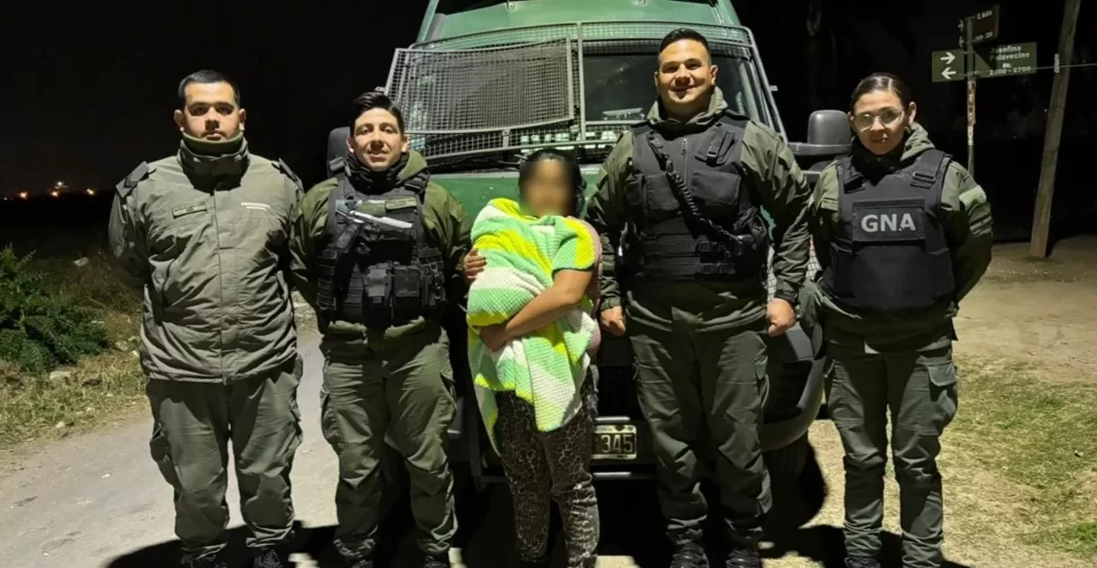 Gendarmes le salvaron la vida a un bebé que se asfixiaba en San Lorenzo