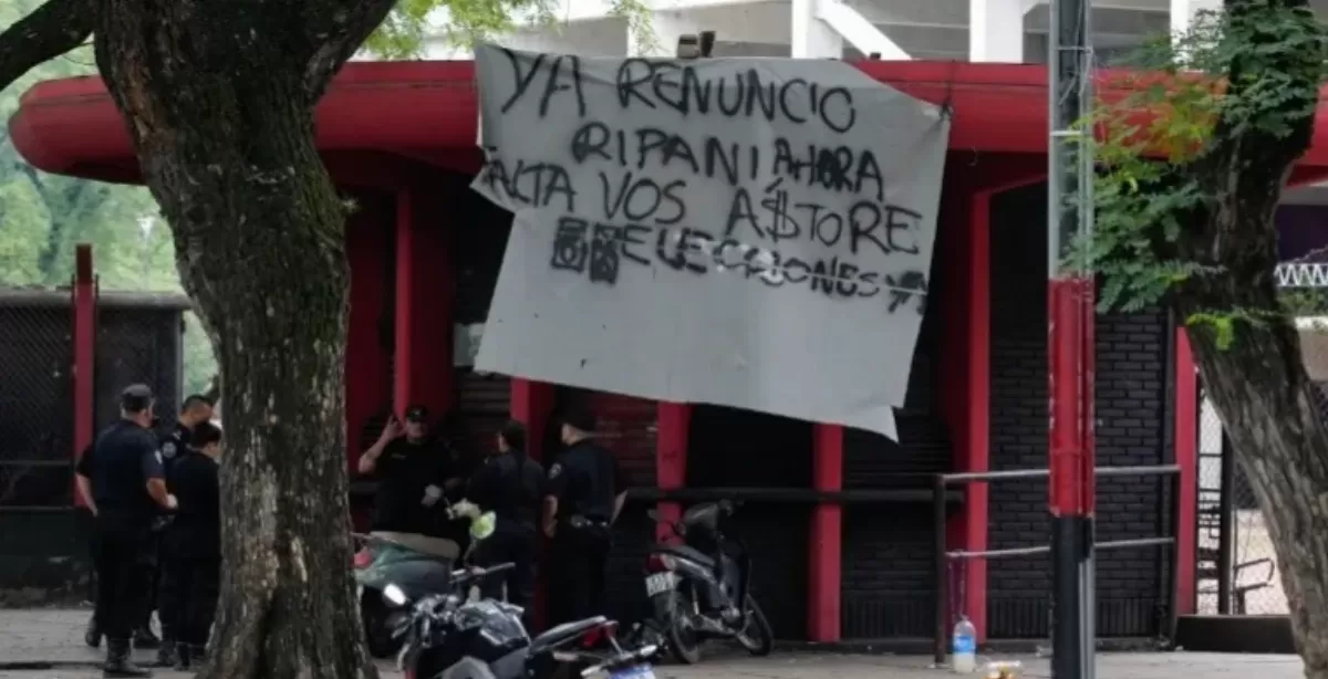 Newells pidió mantener la calma a sus hinchas y anunció que llamará a elecciones 