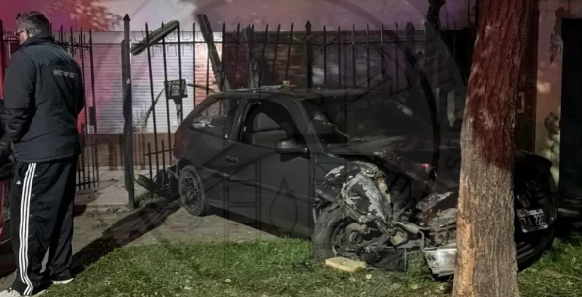 San Lorenzo: Perdió el control de su auto, chocó contra un árbol y se incrustó en las rejas de una vivienda