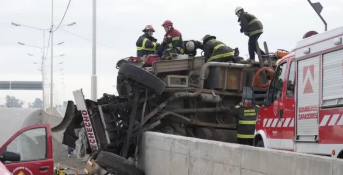 Impresionante accidente en Circunvalación: tres heridos tras el vuelco de un camión