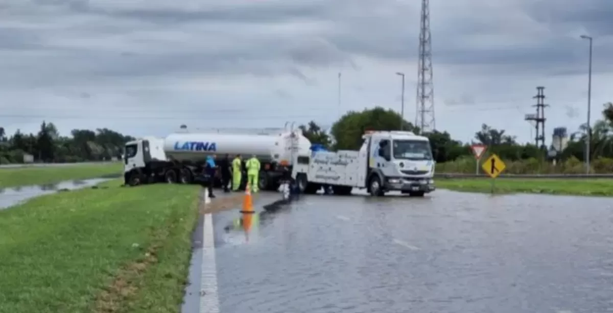 La ruta 9 continuará cortada al menos hasta este martes por la tarde