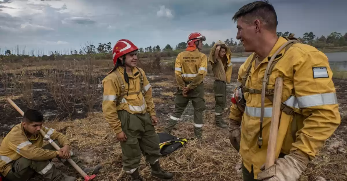 La lluvia en Corrientes trajo alivio y alegría para los bomberos