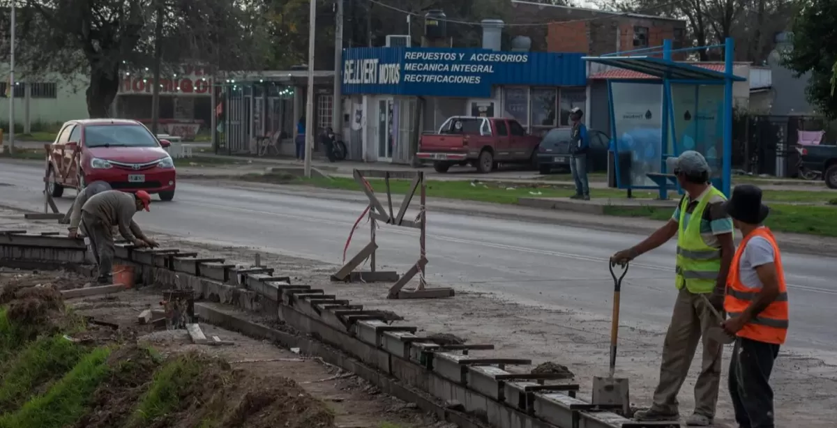 Timbúes: ejecutan nuevas dársenas de colectivos sobre ruta 11 y suman refugios metálicos