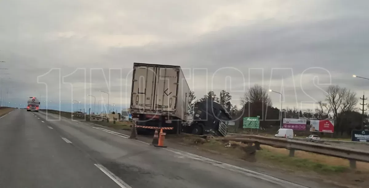 Un camión despistó en el acceso Centro a San Lorenzo de la Autopista