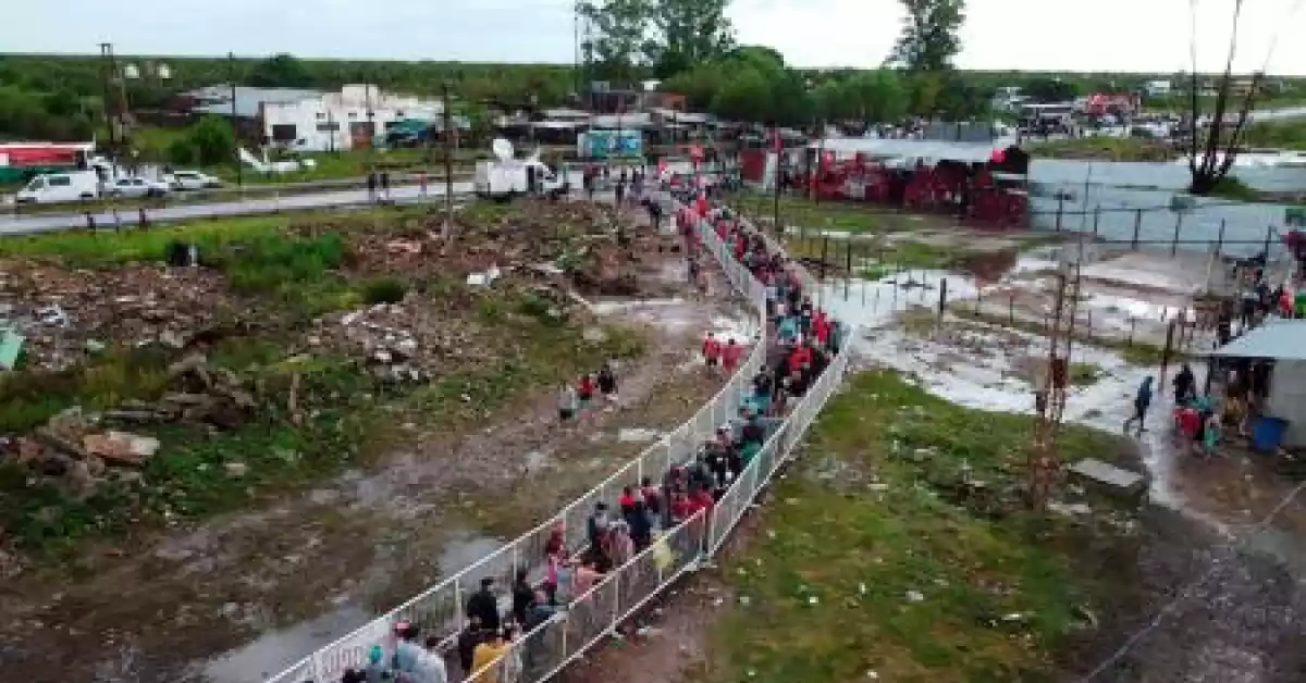 Más de 350 mil fieles se acercaron al santuario del Gauchito Gil en Corrientes a pesar de la lluvia 
