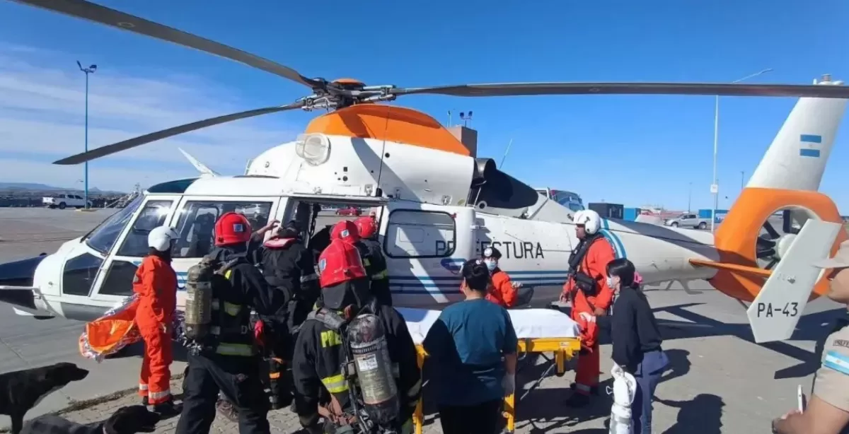 Rescate en el mar: Prefectura aeroevacuó a un tripulante con fractura de cráneo