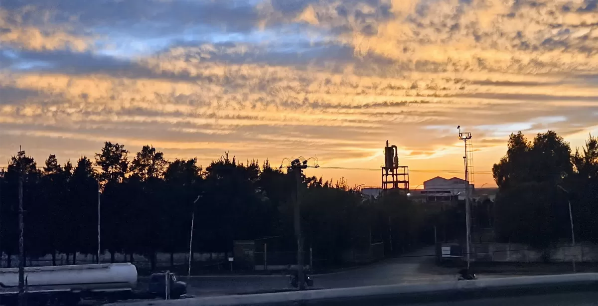 Miércoles con cielo parcialmente nublado, viento y frío en el cordón industrial