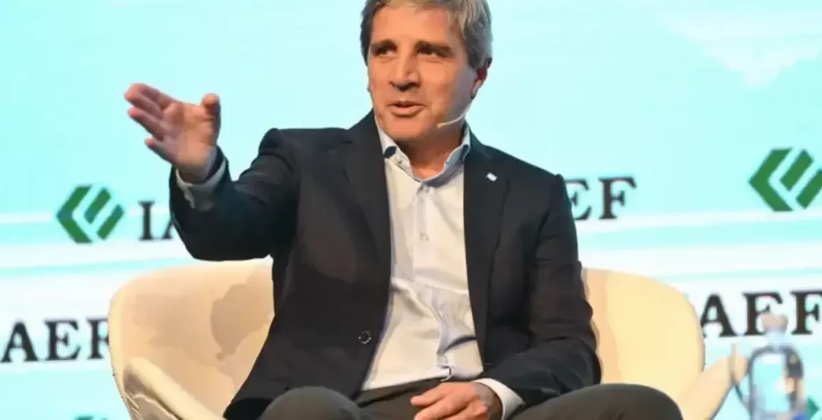 Caputo insiste con la dolarización de facto y pide a los comercios que “facturen en dólares”