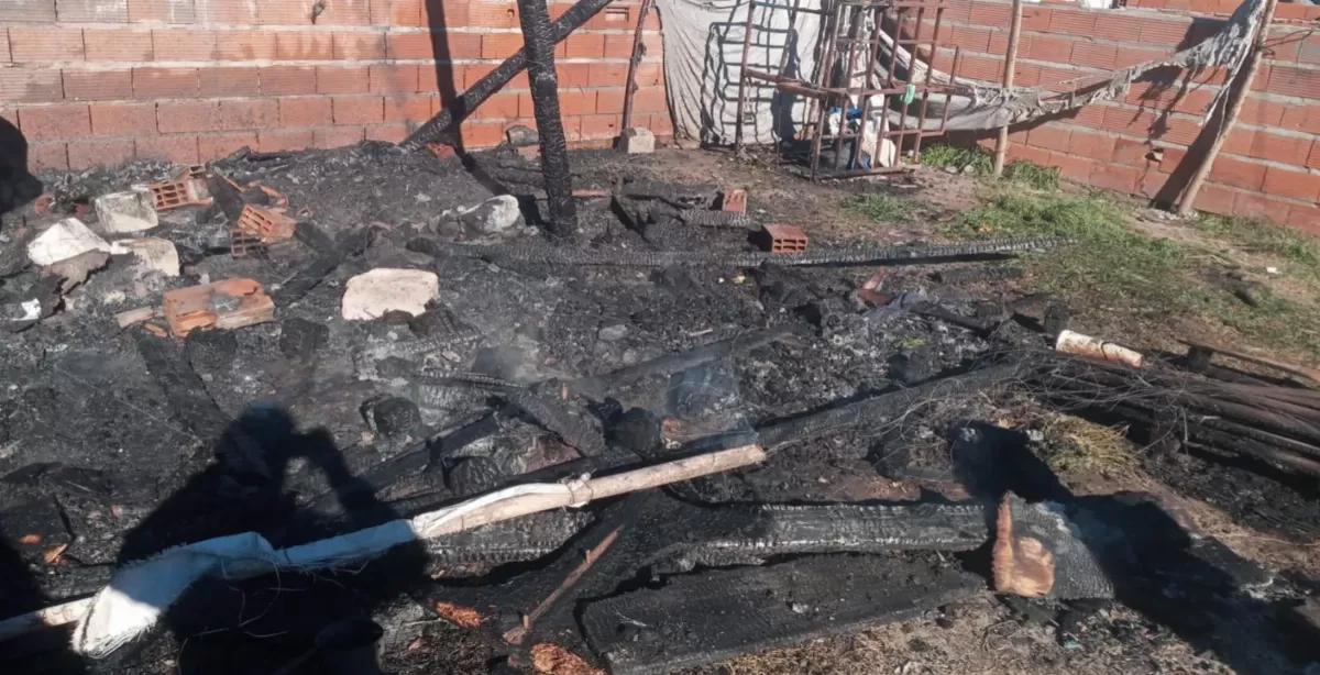 Un incendio destruyó por completo una vivienda en Fray Luis Beltrán