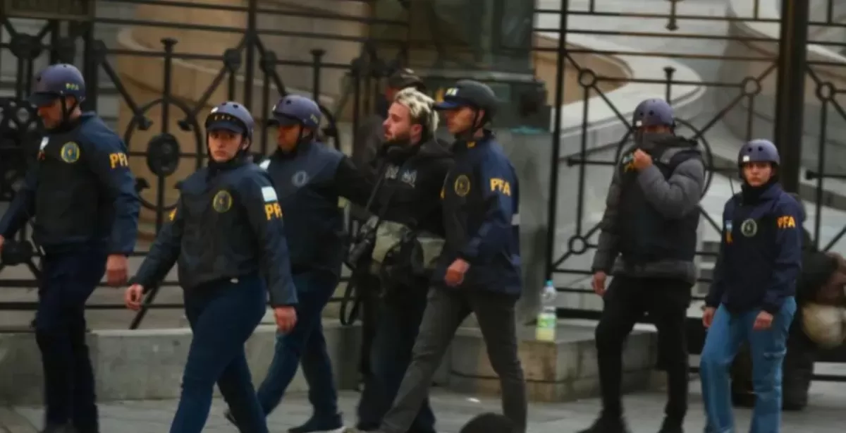 Un fotógrafo fue detenido en una jornada de nuevos incidentes frente al Congreso de la Nación