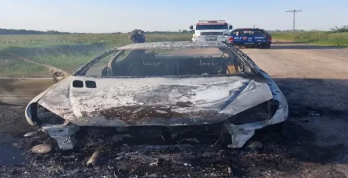 Se incendió un auto en el camino rural entre Aldao y Timbúes 