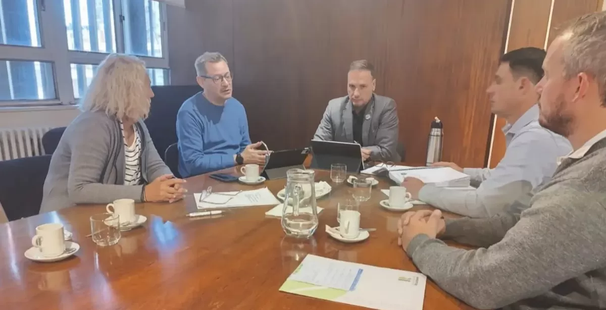 Ricardone insiste por la obra de cloacas y presentaron el proyecto al ministro Lisandro Enrico