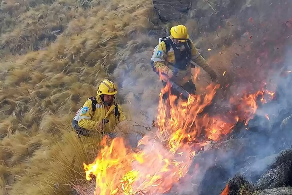 Córdoba: el fuego ya consumió unas 3.500 hectáreas en el cerro Champaquí