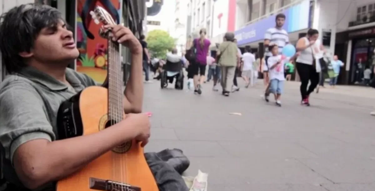 El músico callejero Marcelo Moyano necesita un asistente domiciliario