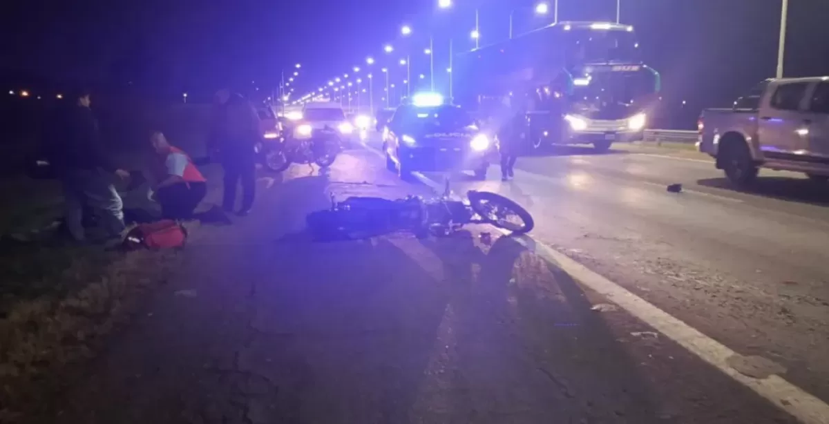 Un hombre resultó con heridas graves tras un accidente entre dos motos en la Autopista Rosario - Santa Fe 