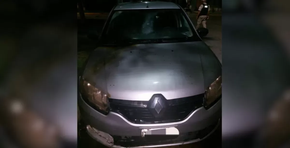 Principio de incendio en un auto estacionado en la calle en San Lorenzo 