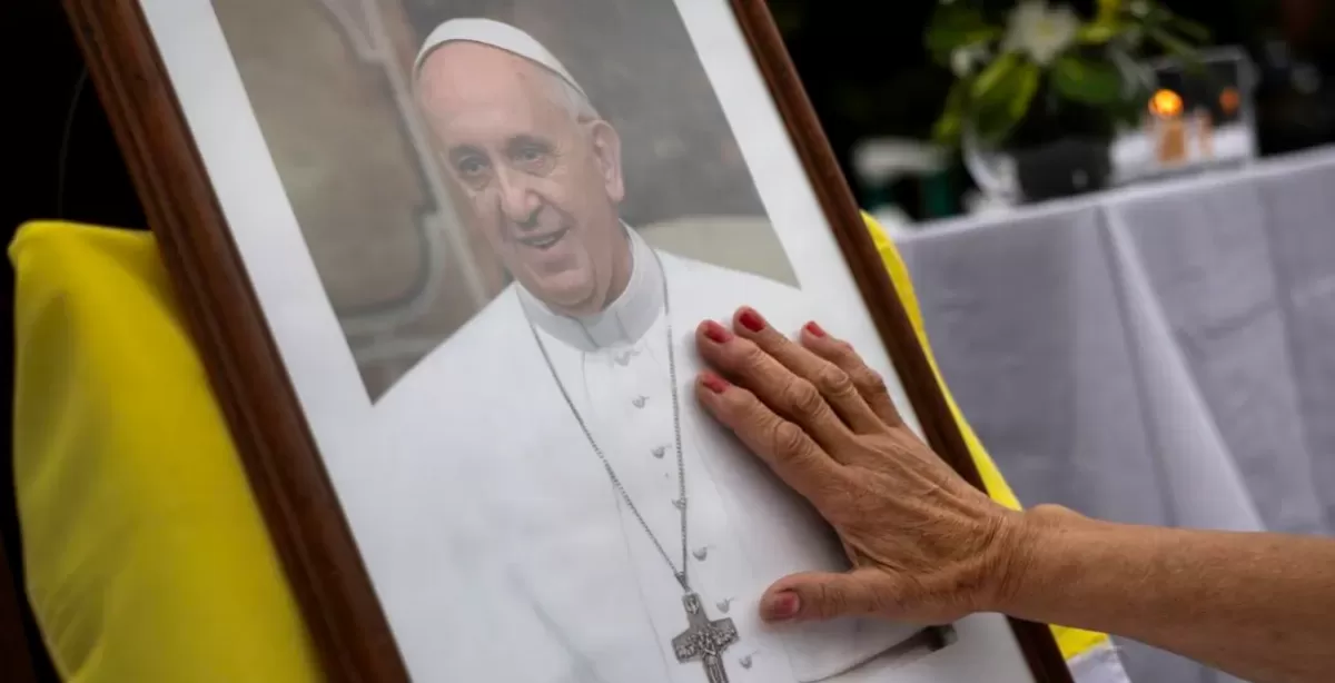 El Papa Francisco pasó del respirador a una mascarilla: “descansó bien durante la noche”