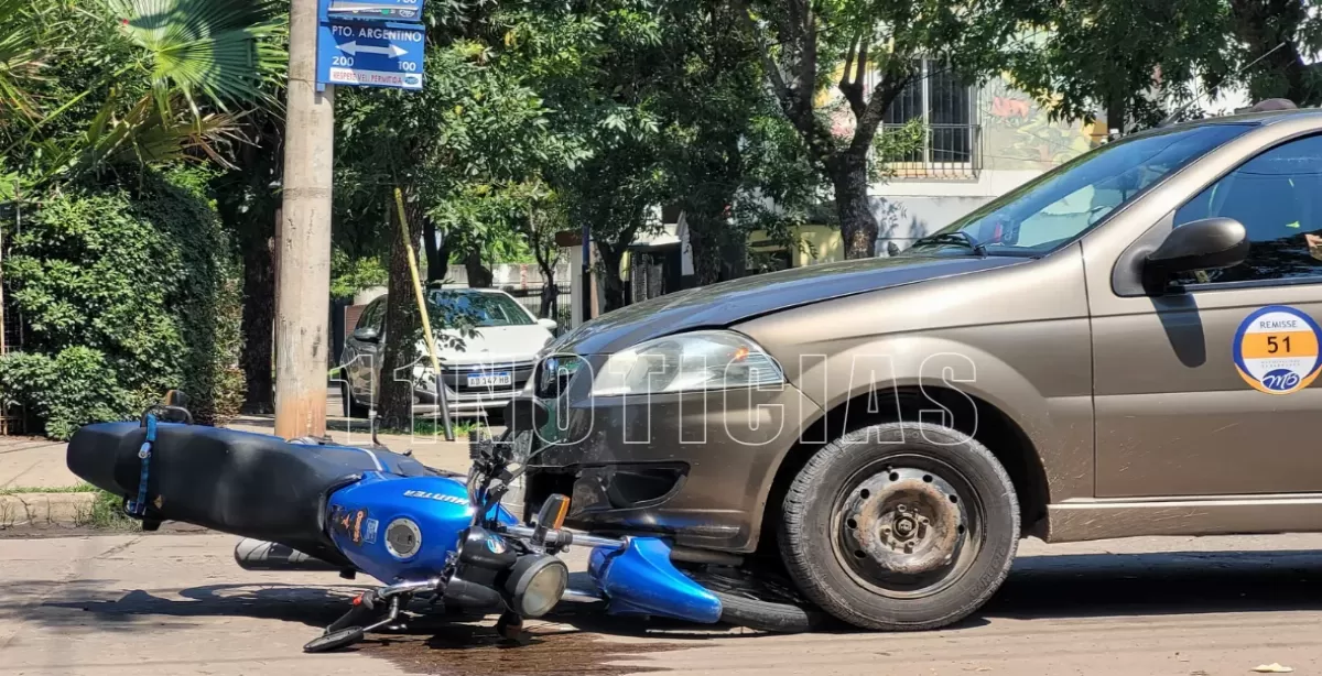 Dos heridos tras chocar un remise y una motocicleta en Capitán Bermúdez